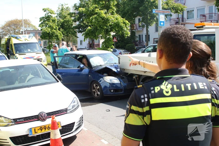 Automobilist botst achterop bestelbus