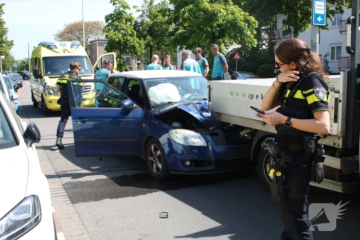 Automobilist botst achterop bestelbus