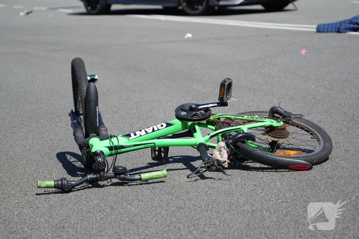 Kind op fiets zwaargewond bij botsing met auto