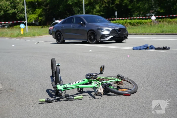 Kind op fiets zwaargewond bij botsing met auto