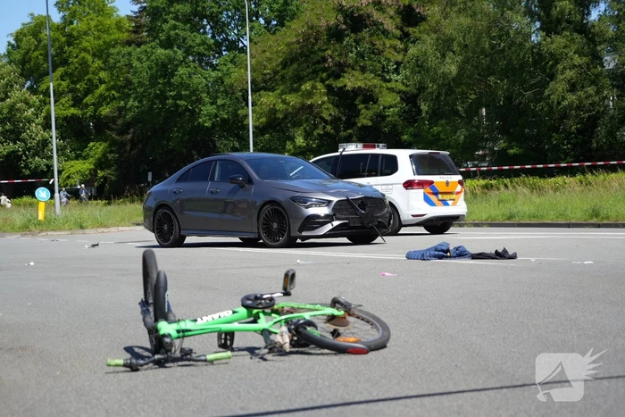 Kind op fiets zwaargewond bij botsing met auto