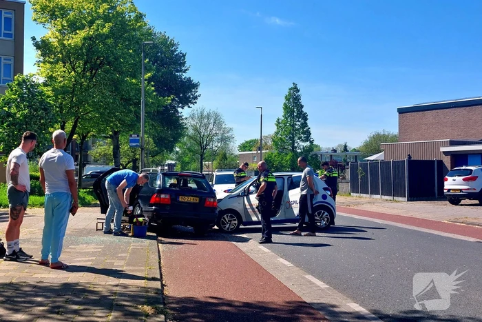 Auto dwars op de straat bij botsing