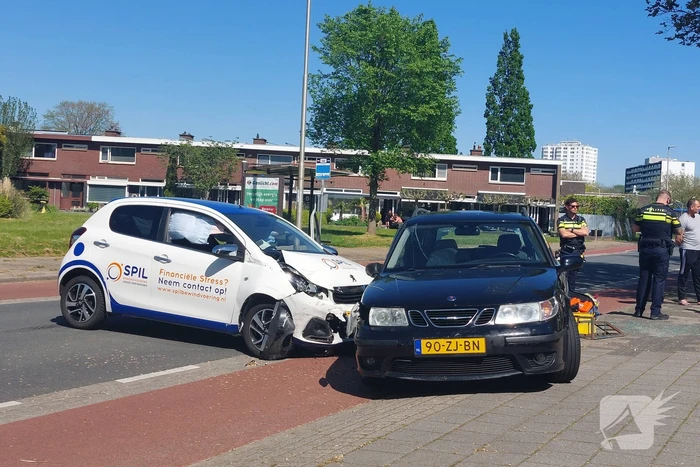 Auto dwars op de straat bij botsing