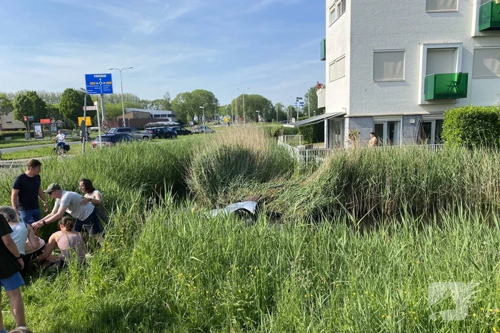 Auto raakt van de weg belandt in sloot