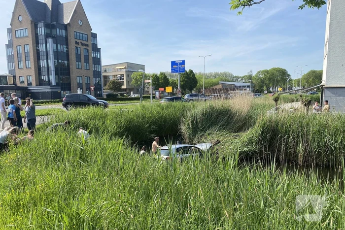 Auto raakt van de weg belandt in sloot