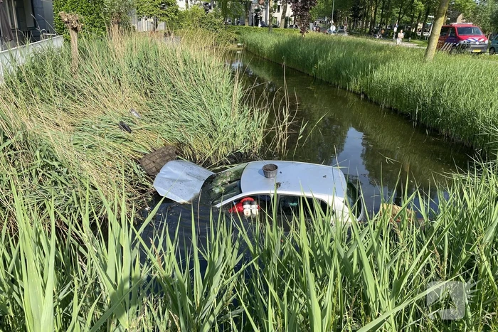 Auto raakt van de weg belandt in sloot