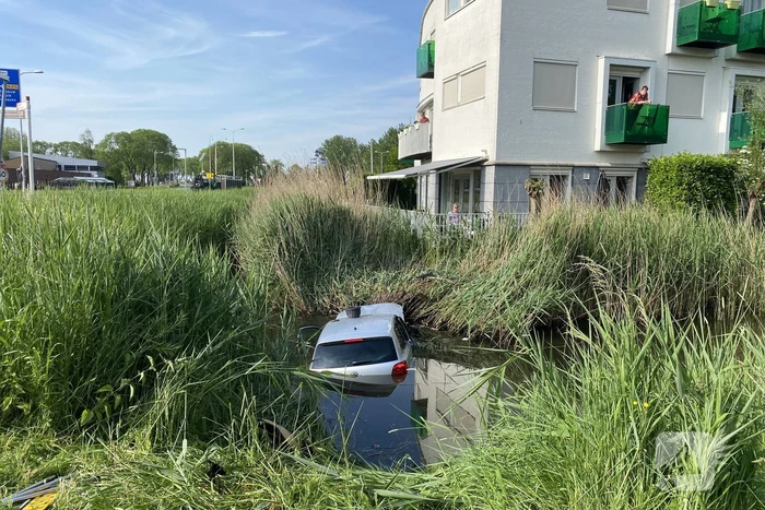 Auto raakt van de weg belandt in sloot