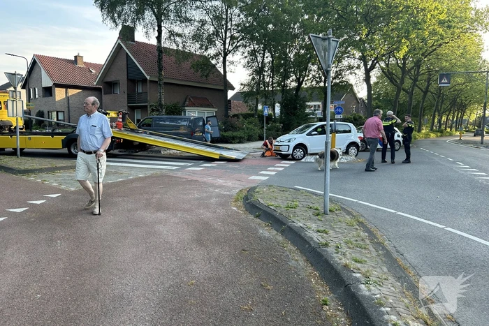 Auto vast op vluchtheuvel