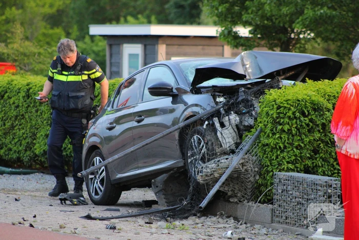 Automobilist verliest macht over het stuur en richt ravage aan
