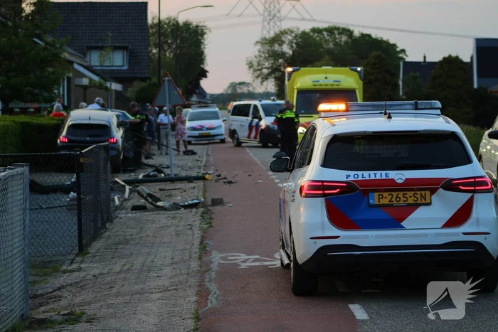 Automobilist verliest macht over het stuur en richt ravage aan