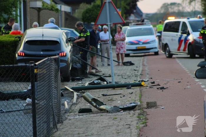Automobilist verliest macht over het stuur en richt ravage aan