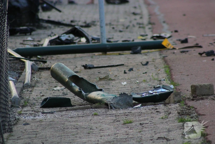 Automobilist verliest macht over het stuur en richt ravage aan