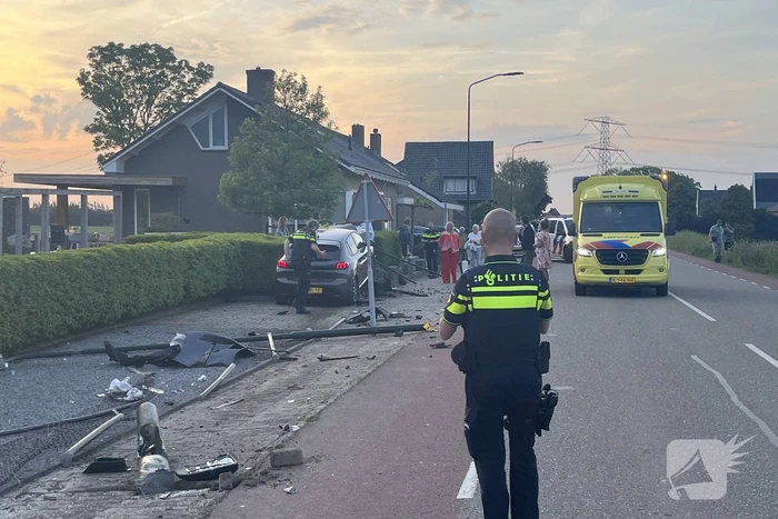 Automobilist verliest macht over het stuur en richt ravage aan