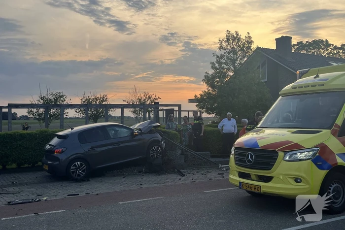 Automobilist verliest macht over het stuur en richt ravage aan
