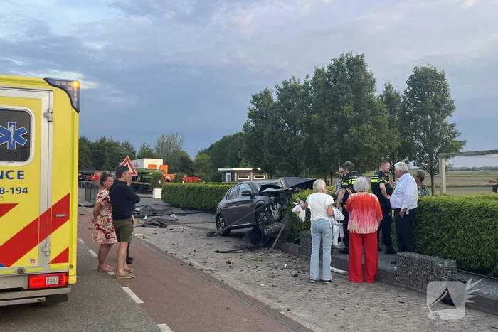 Automobilist verliest macht over het stuur en richt ravage aan