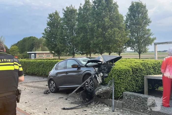 Automobilist verliest macht over het stuur en richt ravage aan