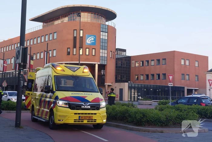 Voetganger en automobilist in botsing