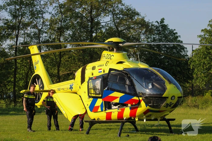 Traumahelikopter landt op voetbalveld