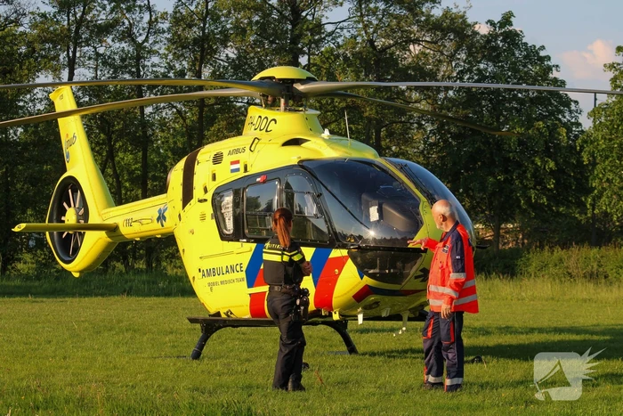 Traumahelikopter landt op voetbalveld