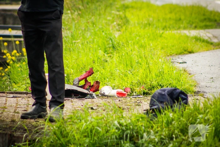 Omstanders helpen personen uit auto die te water raakte