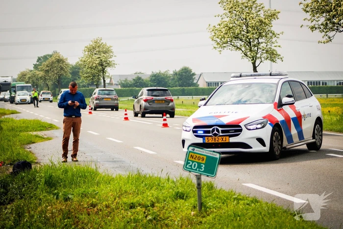 Omstanders helpen personen uit auto die te water raakte
