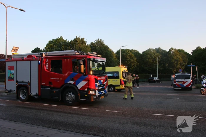 Fietser en automobilist botsen met elkaar
