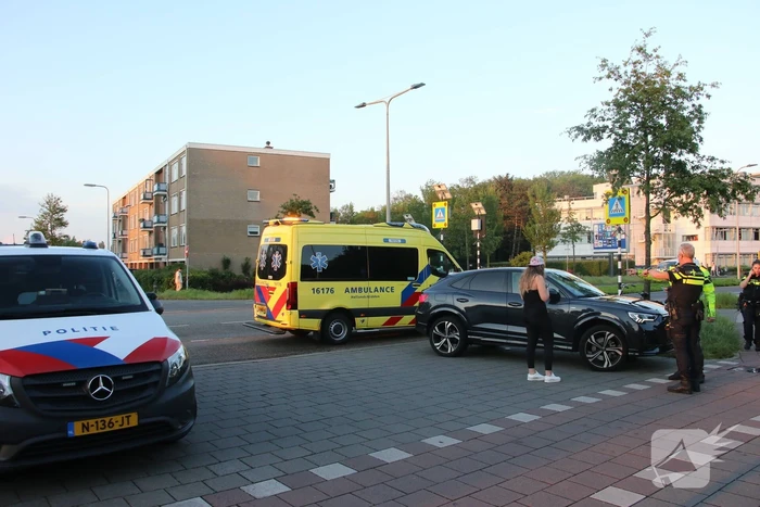 Fietser en automobilist botsen met elkaar