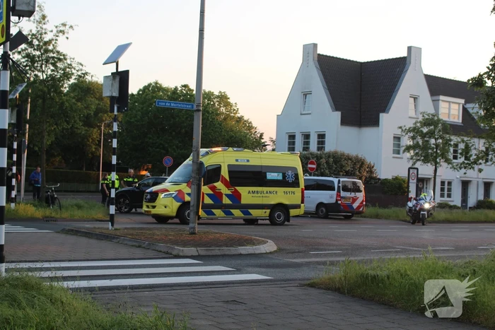 Fietser en automobilist botsen met elkaar