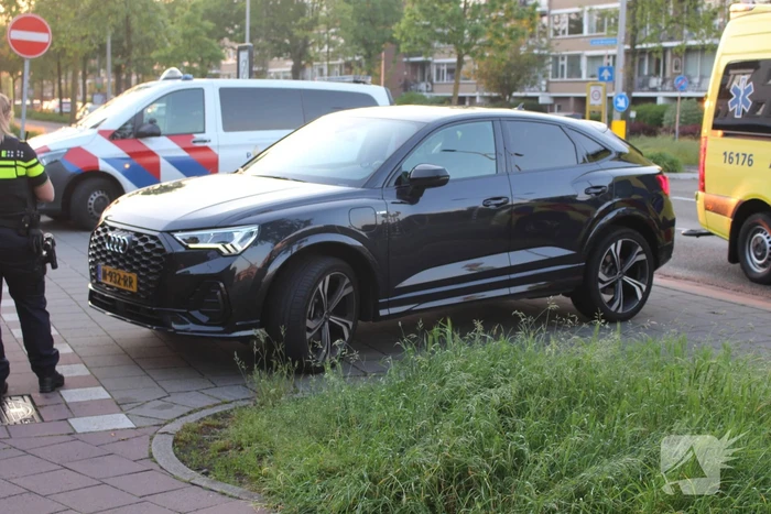 Fietser en automobilist botsen met elkaar