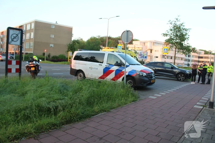 Fietser en automobilist botsen met elkaar