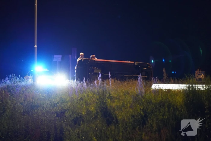 Automobilist belandt op zijkant
