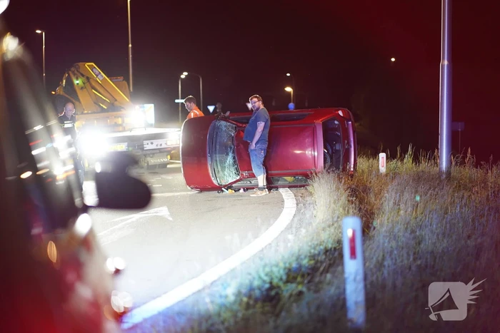 Automobilist belandt op zijkant