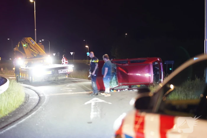 Automobilist belandt op zijkant