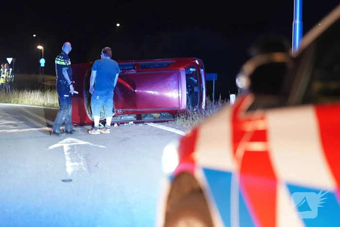 Automobilist belandt op zijkant
