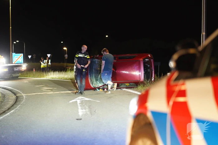 Automobilist belandt op zijkant