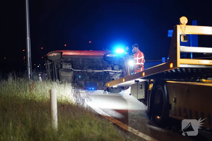 Automobilist belandt op zijkant
