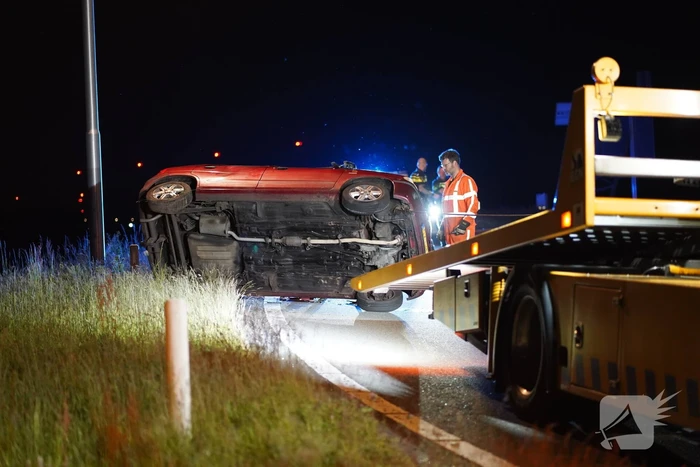Automobilist belandt op zijkant