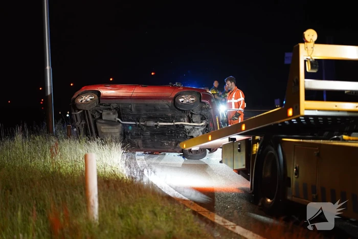 Automobilist belandt op zijkant