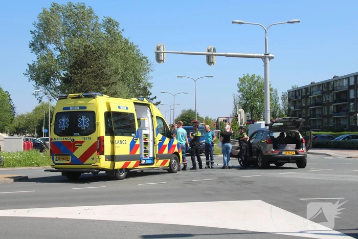 Twee personenwagens botsen op kruispunt