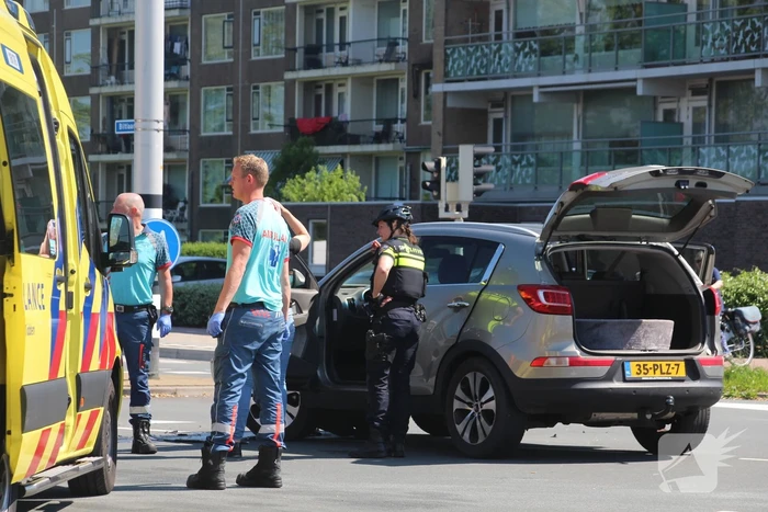 Twee personenwagens botsen op kruispunt