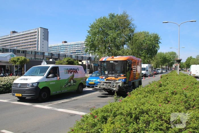Twee personenwagens botsen op kruispunt