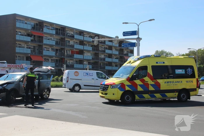 Twee personenwagens botsen op kruispunt