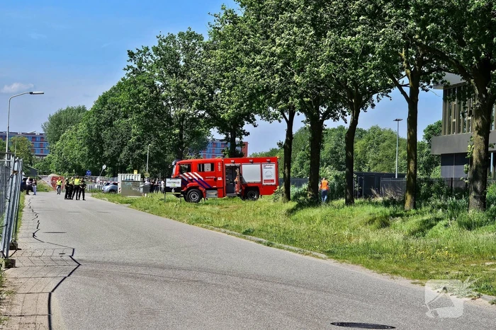 Zonnepanelen vliegen op dak in brand