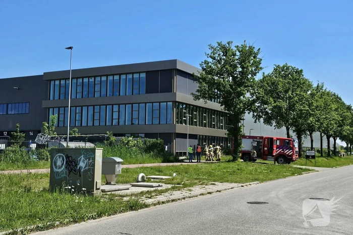 Zonnepanelen vliegen op dak in brand