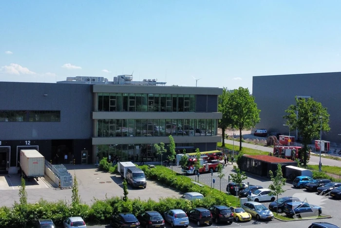 Zonnepanelen vliegen op dak in brand