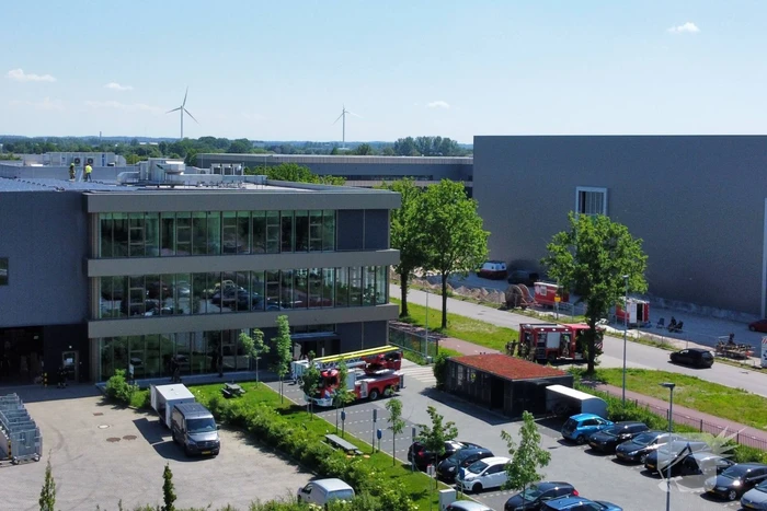 Zonnepanelen vliegen op dak in brand