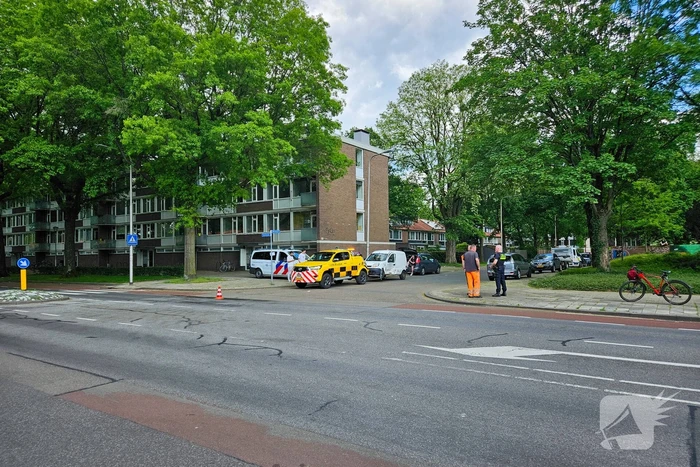 Busje zwaar beschadigd na botsing op kruising