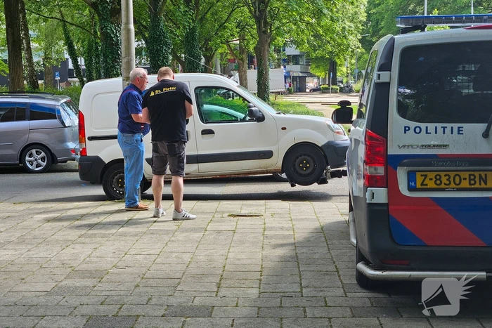 Busje zwaar beschadigd na botsing op kruising