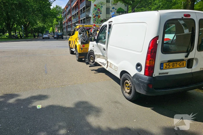 Busje zwaar beschadigd na botsing op kruising