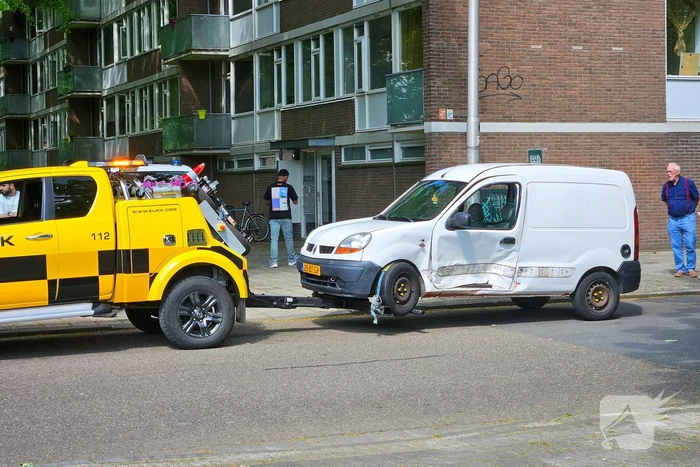 Busje zwaar beschadigd na botsing op kruising